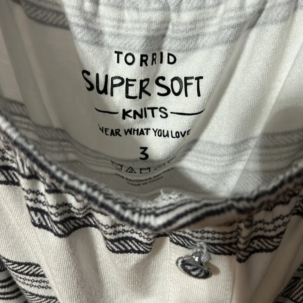 Women’s Top - Off Shoulder - Picture 3 of 4